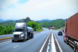 Vận tải hành khách, hàng hóa cùng tăng trưởng hai con số