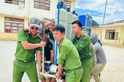 Lực lượng Công an Đà Nẵng đồng hành cùng học sinh nghèo vùng cao