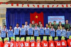 Công an tỉnh Cà Mau đồng hành cùng học sinh khó khăn