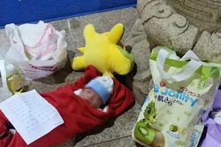 Bé trai sơ sinh bị bỏ rơi trước Chùa Phật Ngọc Xá Lợi Vĩnh Long