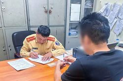 Xử lý tài xế xe giường nằm đi lùi trên đường cấm