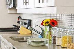 Muốn tủ bếp luôn sáng bóng, bà nội trợ đừng bỏ qua việc này
