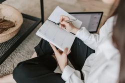 Phụ nữ khôn ngoan không chỉ tích tiền: 5 'tài khoản' này càng đầu tư càng giàu
