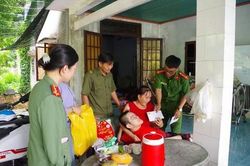 Công an xã Phú Hòa Đông: Thăm hỏi, tặng quà cho người dân dịp Lễ Quốc khánh