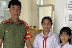 Hai nữ sinh nhặt được tiền trên đường, nhờ Công an trả lại cho người đánh rơi
