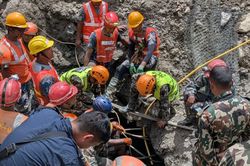 Video khoảnh khắc 2 công nhân Nepal được cứu sau 9 ngày kẹt trong hầm thủy điện