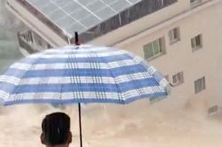 Bão Saudel gây lũ lụt dọc bờ biển phía nam Trung Quốc, nhà cao tầng sập đổ