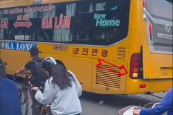 Phạt tài xế ô tô khách đi lùi, CSGT phát hiện thêm xe chạy không đúng tuyến