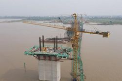 Sản lượng thi công cầu Hồng Hà trên đường Vành đai 4 đạt hơn 45%