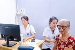 Xã Đan Phượng: Khám sức khỏe định kỳ miễn phí cho người cao tuổi
