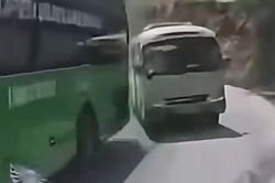Kết đắng cho lái xe khách Hà Nội vượt ẩu trên quốc lộ