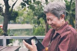 Không ở cùng con, không vào viện dưỡng lão, cụ bà chọn cách này để tuổi già bớt cô đơn