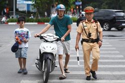 Hà Nội: Xử lý nhiều học sinh, phụ huynh vi phạm giao thông trước ngày khai giảng