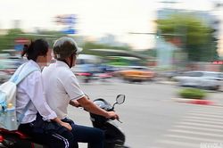 Phụ huynh cần làm gương để con an toàn trên đường đến trường