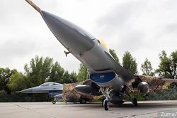 Phi công tiêm kích F-16 Ukraine đối diện tình trạng không chiến mà... không có tên lửa