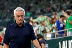 HLV Mourinho mỉa mai pha ăn vạ của đối thủ: 'Cậu ta trông như lăn ra chết'