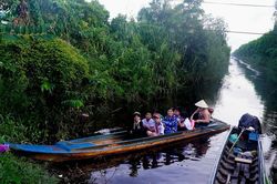 Nô nức ngày tựu trường vùng sông nước Cà Mau