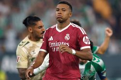 Vì sao quả penalty của Mbappe không được đá lại?