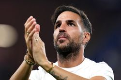 Đội của Fabregas tiếp tục bay cao