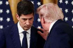 Ông Trump ra 'tối hậu thư' Fed hạ lãi suất, giá vàng và Bitcoin giảm