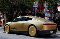Robotaxi không vô lăng Tesla Cybercab chính thức hoạt động