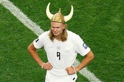 Erling Haaland chi hơn 130.000 USD mua sách cổ Viking