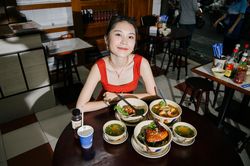 Đừng bao giờ đi ăn một mình