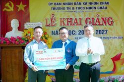 Hội Xuất bản Việt Nam 'nâng bước em đến trường' tại xã đảo Nhơn Châu