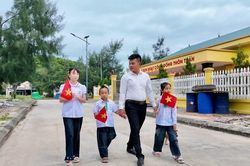 Xúc động lễ khai giảng chỉ có 1 thầy, 3 trò trên đảo Trần