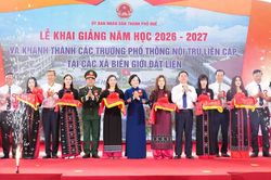 Học sinh các xã biên giới A Lưới rộn ràng đến trường mới trong ngày khai giảng