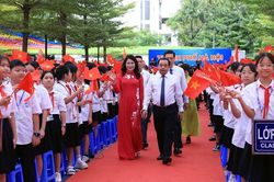 Bí thư Thành ủy Hà Nội dự Lễ khai giảng năm học mới tại Trường THCS Trần Duy Hưng