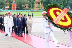 Tổng thống Myanmar và Phu nhân vào Lăng viếng Chủ tịch Hồ Chí Minh