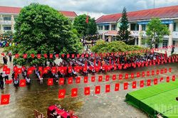 Học sinh Gié Triêng tỉnh Quảng Ngãi đón mừng năm học mới