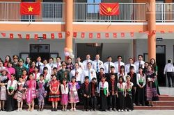 [Ảnh] Phó Thủ tướng Thường trực Chính phủ chung vui với thầy, trò Trường phổ thông nội trú liên cấp Thanh Nưa