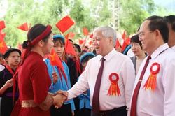 Phó Chủ tịch Thường trực Quốc hội Đỗ Văn Chiến dự khai giảng và khánh thành trường mới tại Bình Liêu