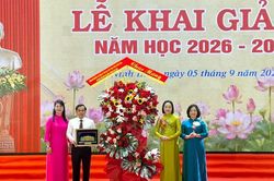 Phó Chủ tịch Quốc hội Nguyễn Thị Thanh dự Lễ khai giảng và tặng quà tại Ninh Bình
