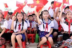 Thầy và trò ở Nghệ An hân hoan khai giảng năm học mới