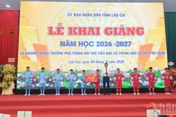 Ngày hội khai trường ở 'nơi con sông Hồng chảy vào đất Việt'