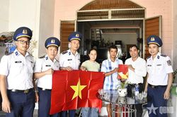 Hải đoàn 21 tuyên truyền chống khai thác IUU cho ngư dân