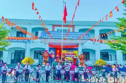 Công an Đồng hành cùng em đến trường trong ngày khai giảng