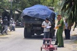 Một bé trai tử vong khi điều khiển xe điện tự chế va chạm với xe tải