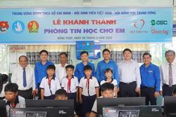 Khai giảng ở xã biên giới, học sinh nhận phòng tin học và học bổng