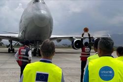 EU chuyển 82 tấn hàng, mở rộng viện trợ cho Nepal