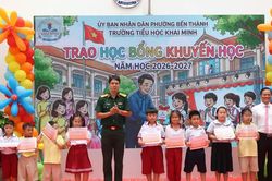 Trường tiểu học đổi hoa thành quà trong lễ khai giảng