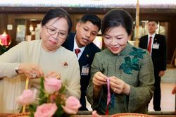 Phu nhân Tổng Bí thư, Chủ tịch nước Tô Lâm và Phu nhân Tổng thống Myanmar Min Aung Hlaing thăm làng lụa Vạn Phúc