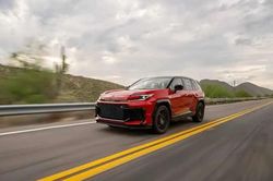 Toyota RAV4 bán chạy 'như tôm tươi', khách mua phải đăng ký danh sách chờ
