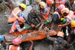 Vì sao việc cứu nạn nhân kẹt trong hầm thủy điện Nepal gặp khó khăn?