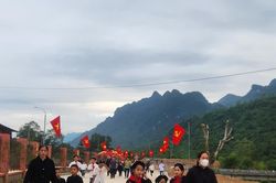 Chăm lo tốt hơn cho học sinh vùng khó