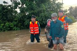 Công an Lâm Đồng dùng ô tô đưa học sinh vùng ngập kịp dự khai giảng