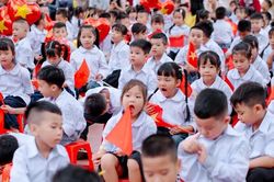Ngày khai giảng qua ánh mắt trong veo của học sinh lớp 1